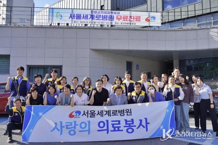 가운데 변찬웅 원장(검은색 반팔), 정재훈 병원장(파란 넥타이 정장)