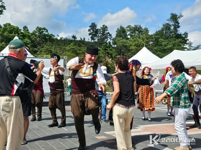 세계문화교류존서 해외공연단과 특별한 체험