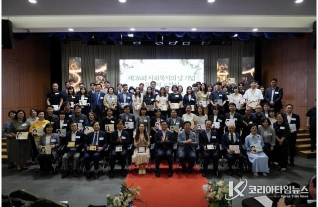 이승로 성북구청장과 관계자들이 기념촬영을 하고 있다)