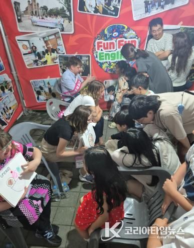 지난해 열린 ‘천안흥타령춤축제 2024’에서 운영된 천안국제화교육특구 부스 모습.