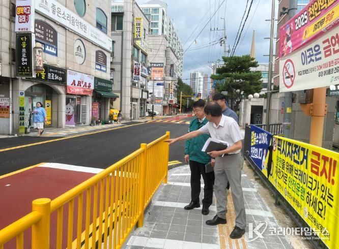 천안시 서북구가 부성초등학교 통학로를 점검하고 있다.