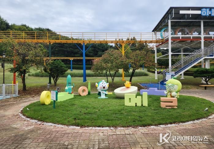 천안시 동남구가 천안상록리조트에 멜론과 오이 조형물 포토존을 설치했다.