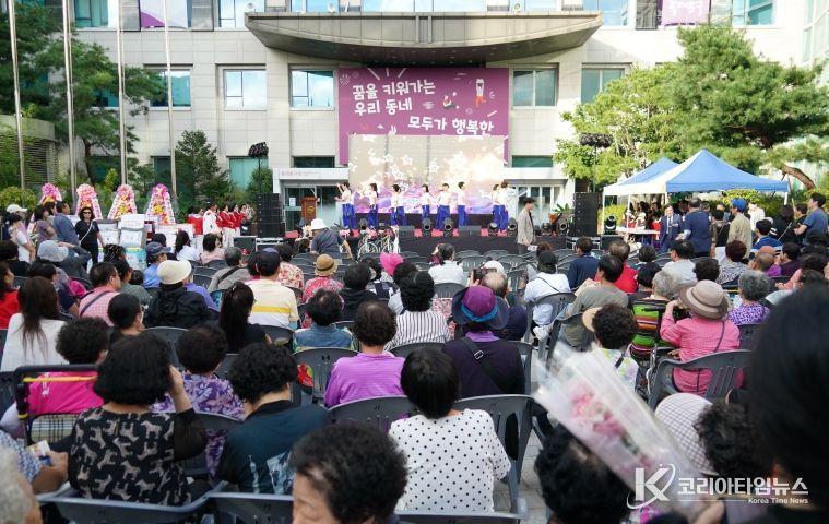 우리마을 문화제(용신동)에서 주민들이 공연을 관람하고 있다.