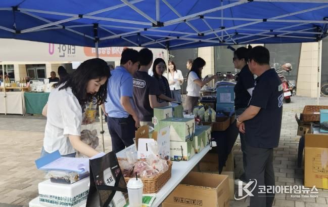 24일 세종시 정부세종2청사에서 열린 직거래장터 모습