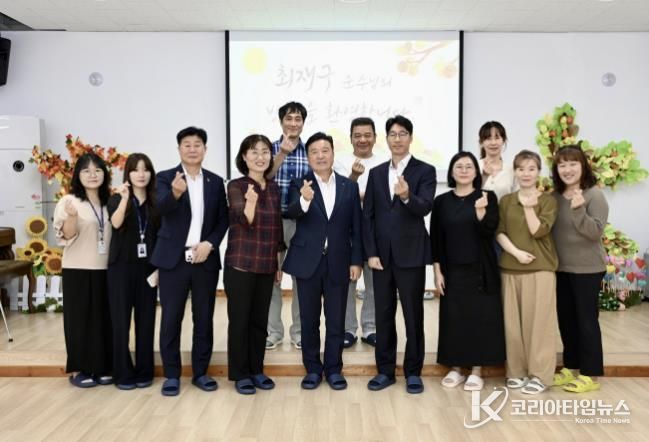 최재구 군수가 아동양육시설 ‘아름다운집’을 방문한 모습