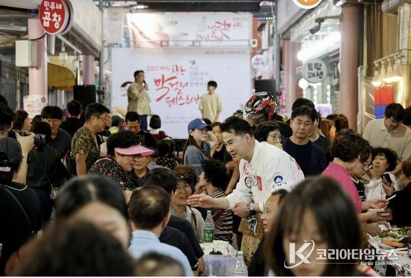 오언석 도봉구청장(가운데)이 지난 13일 열린 제1회 창동 막걸리 페스티벌에 참석해 지역 주민과 인사를 나누고 있다.