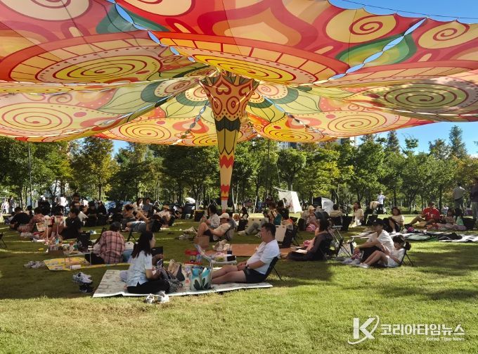 김포시는 지난 9월 19일부터 21일까지 3일간 김포한강중앙공원과 라베니체 수변, 장기도서관 등을 무대로 제12회 대한민국 독서대전을 개최했다.