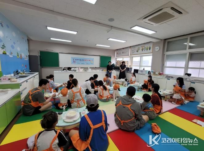 울진군어린이급식관리지원센터는 이용 아동의 가족 20가구를 대상으로 특화사업‘우리가족 모두 파티시에’체험행사를 열었다