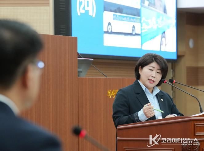 아산시의회 김은복 의원이 시정질문을하고 있다.