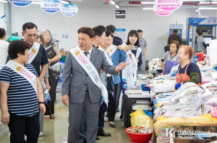군산수산물종합센터 상인 격려 방문1