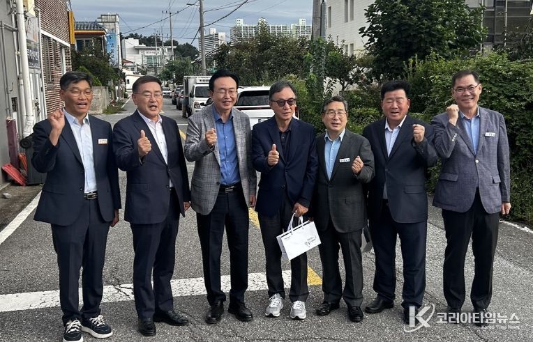 윤병태 나주시장(왼쪽 세 번째), 정종완 판아시아 대표(왼쪽 네 번째), 한문철 골든힐 대표(오른쪽 두 번째), 박홍래 전 전라남도 농업기술원장(왼쪽 두 번째)이 농수산식품 수출 확대 논의를 마치고 기념사진을 찍고 있다