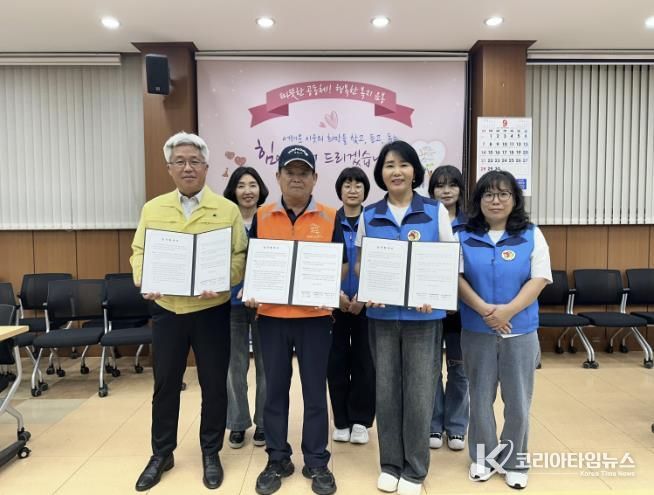 음봉면 행복키움추진단과 희망누리 봉사단이 업무협약을 체결하는 모습