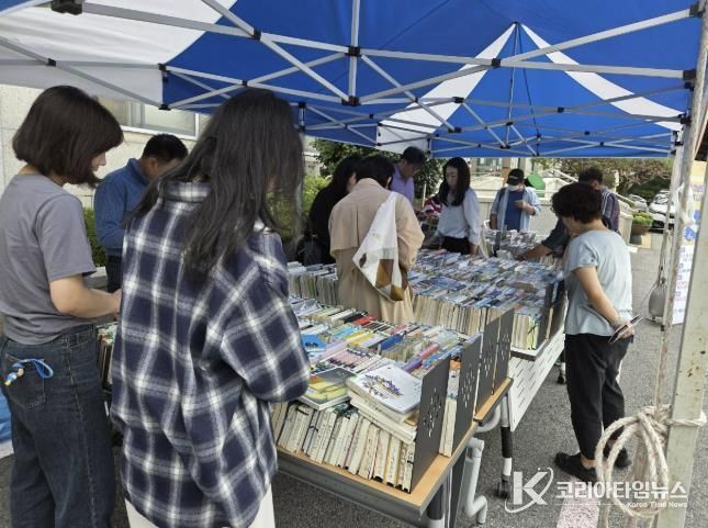 지난 24일부터 25일까지 서산시립도서관 야외 주차장에서 진행된 폐기 도서 나눔 행사