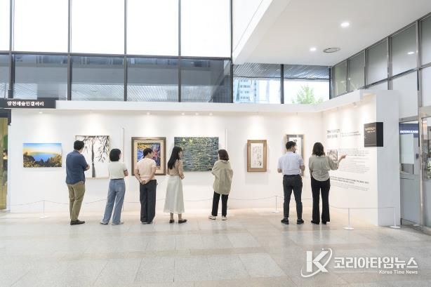 양천구청 1층 로비에 조성된 ‘양천예술인갤러리’에서 작품을 감상중인 구민들