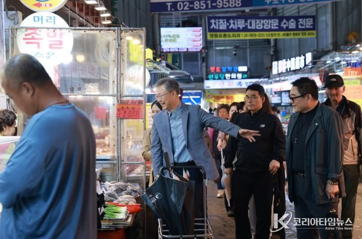 장인홍 구로구청장이 지난 24일 열린 ‘추석 맞이 장터달구미’ 행사에서 관내 전통시장을 방문해 시장 상인과 이야기를 하고 있다.