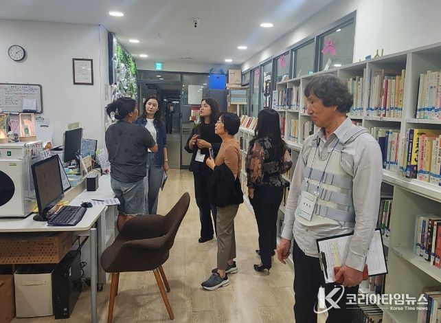 1. 천안시가 사립작은도서관 현장을 방문해 지도점검을 하고 있다.