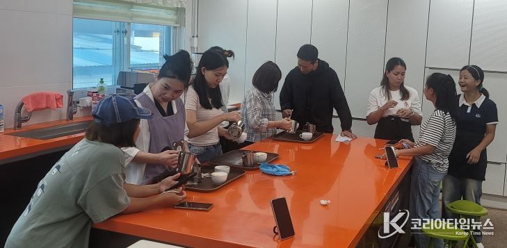 금산군가족센터 결혼이민자 대상 라떼아트 교육 모습
