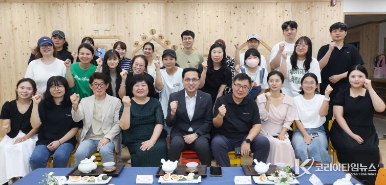 박희조 동구청장이 무지개어린이집에서 목조화 사업 준공식에 참여하고 있다