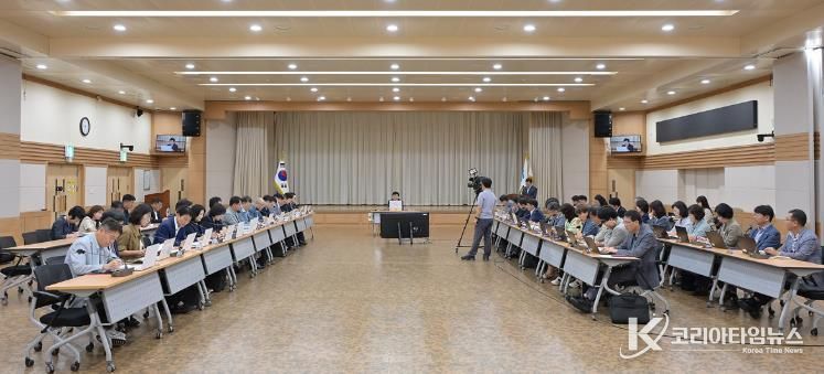 여수시는 26일 시청 회의실에서 정기명 시장 주재로 ‘추석 명절 종합대책 보고회’를 열고 6대 분야에 걸친 세부 대책을 점검했다.