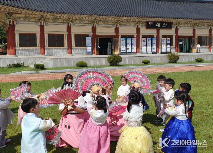 증평민속체험박물관 한복 입고 전통놀이 체험하는 아이들