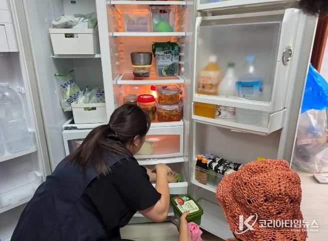 정리수납 자격증을 취득한 여성농업인들이 농촌 취약계층을 대상으로 정리수납 봉사활동을 펼치고 있다