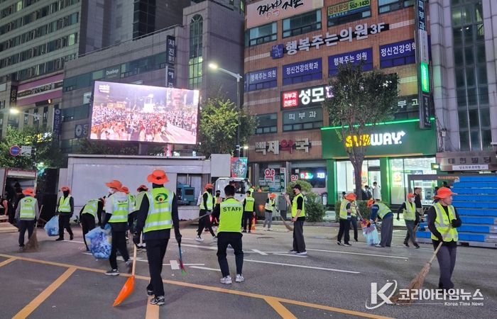 천안시 환경미화원들이 지난 26일 신부동 신세계백화점 천안아산점 일원에서 열린 ‘천안흥타령춤축제 2025’ 거리퍼레이드가 끝난 뒤 쓰레기 등을 정리하고 있다.