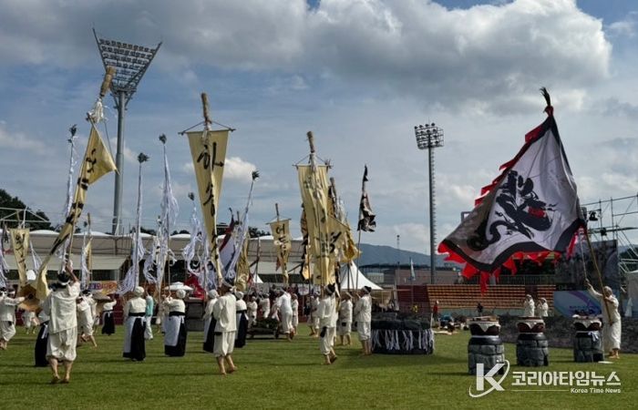 대덕구 ‘계족산 무제’팀이 충북 영동군에서 열린 제66회 한국민속예술제에 참가해 공연하고 있다.
