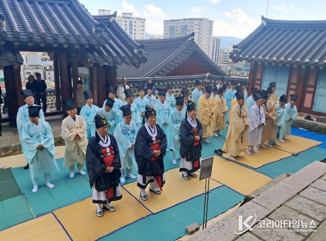 (사)구강서원보존회(이사장 고문구)가 9월 27일(토) 오전 10시 30분 구강서원 내 숭도사에서 2025년 추기향례를 봉행했다. 이번 행사에는 울산 지역 각 문중대표와 서원 원장, 성균관 유도회 회원, 지역 유림 등 200여 명이 참석했다.