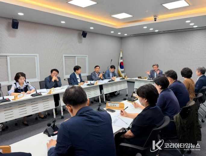 정용래 유성구청장이 29일 오전 긴급대책회의를 주재하고 있다