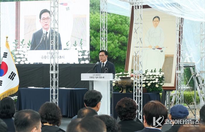 1. 김석필 천안시장 권한대행이 28일 열린 유관순 열사 순국 제105주기 추모제에서 추념사를 낭독하고 있다.