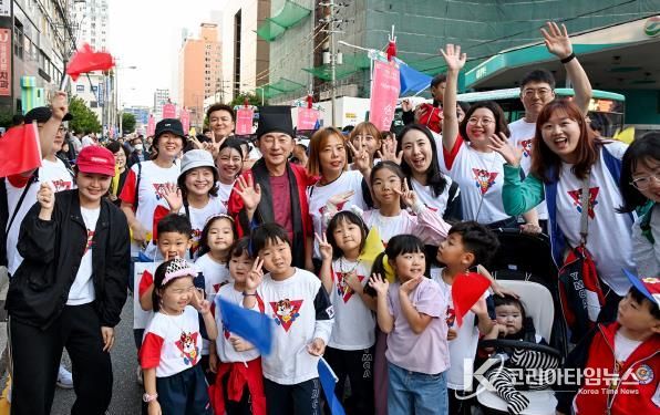 김동근 시장이 9월 28일 ‘제40회 회룡문화제’ 행사장에서 시민들과 기념사진을 찍고 있다.