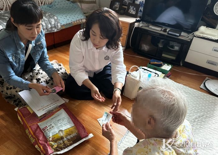 오산시 세마동, 추석 맞아 후원물품 전달 및 찾아가는 소비쿠폰 서비스 지원