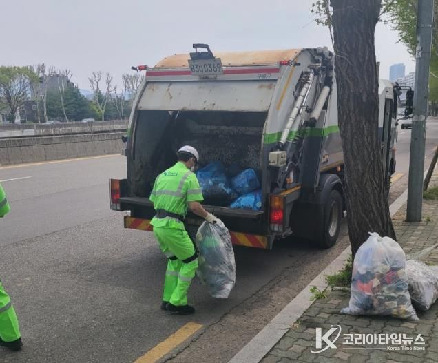 구로구 환경공무관들이 생활폐기물을 수거하고 있다.