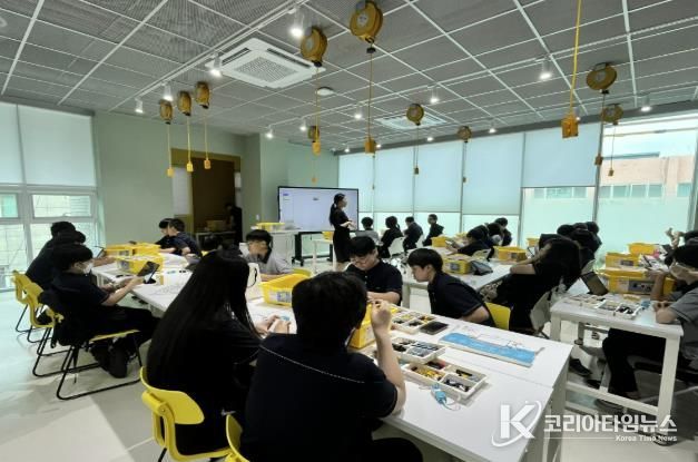 금천진로진학지원센터 독산센터에서 학생들이 프로그램에 참여하고 있다