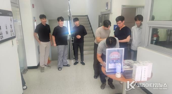 지난 29일, 청양군 고향사랑팀이 충남축산기술연구소에서 고향사랑기부제를 홍보하고 있다.