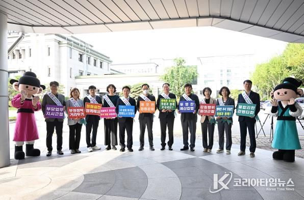 김동근 시장이 9월 29일 ‘추석맞이 청렴실천 캠페인’에서 참여자들과 기념사진을 찍고 있다.