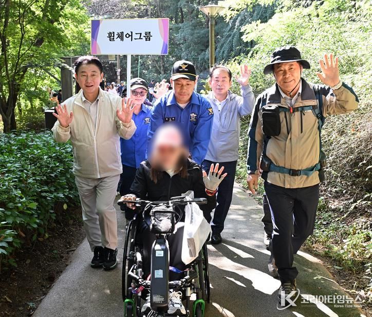 김동근 시장이 9월 27일 ‘제13회 어울림 등반대회’에서 참여자들과 함께 등반을 하고 있다.