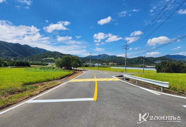 내려받기건설과)청도군, 귀성객 안전·편의 위한 도로환경 대정비 시행사진(리도201호선 차선도색)