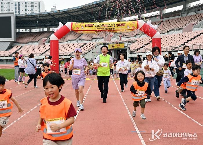 김동근 시장이 9월 30일 ‘2025년 제9회 의정부시어린이집연합회 영유아 체험전’에서 진행되는 키즈 마라톤에 참여하고 있다.
