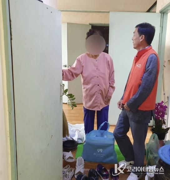 온양2동 행복키움추진단이 독거노인 가정을 방문해 영양보충식품을 전달하는 모습