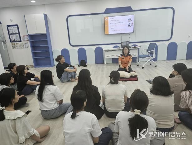 심폐소생술 및 자동심장충격기 교육 모습