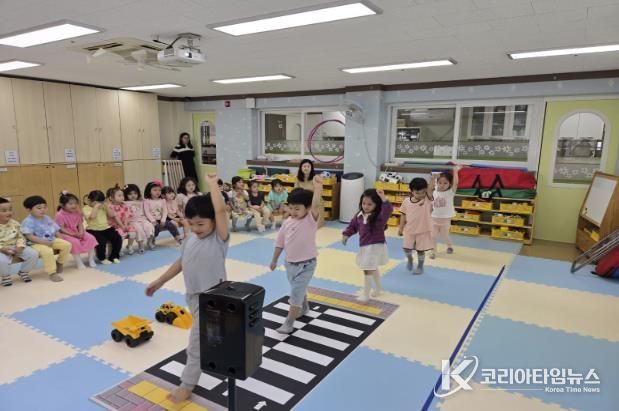 어린이집에서 아이들이 교통안전 교육 체험을 진행하고 있다