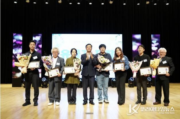 이승로 성북구청장(왼쪽 네 번째)과 표창 수여자들이 기념촬영을 하고 있다