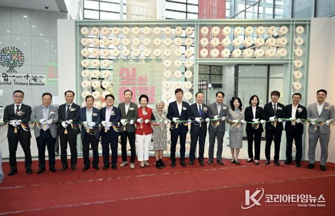 이민근 안산시장(오른쪽 여덟번째)이 안산산업역사박물관 기획전시 ‘실의 여정: 손끝에서 로봇까지’ 개막식에서 테이프 커팅을 하고 있다.