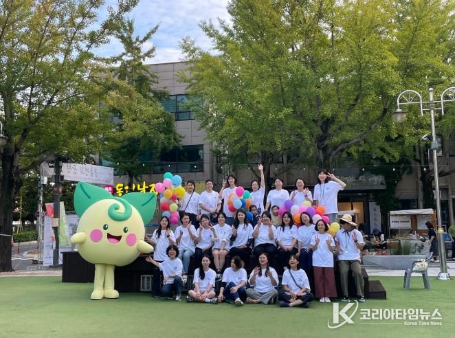 쇼케이스 종료 후 감독과 멘토, 수강생이 단체사진을 촬영했다.