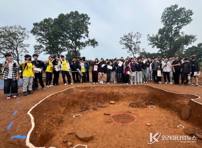 신안리 유적지 수혈주거지 및 유적 현장체험학습하는 모습