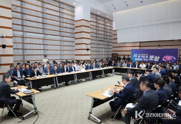 이강덕 포항시장이 1일 시청 대회의실에서 10월 확대간부회의를 주재하며 추석 연휴를 맞아 민생 안정과 지역 경제 활성화를 위해 현안 업무에 만전을 기해 줄 것을 당부했다.