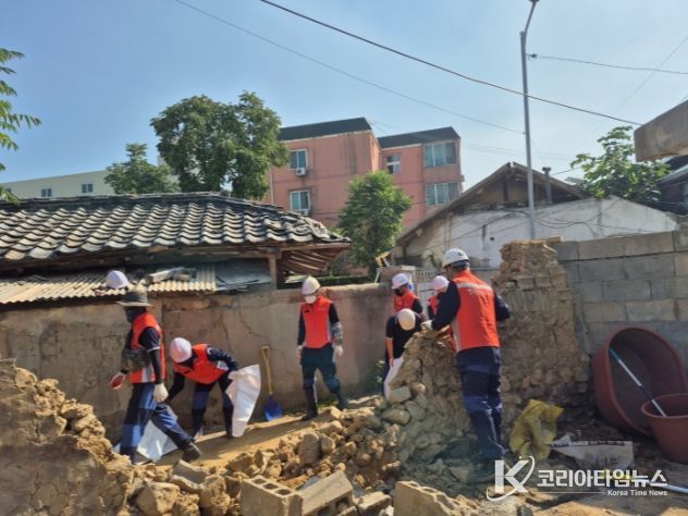 경북안전기동대, 폭우 피해 독거노인 가구 긴급 담장 정비