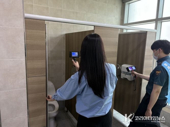 1일 천안시 공무원이 역사 내 공중화장실을 대상으로 불법촬영 카메라 설치 여부를 점검하고 있다.