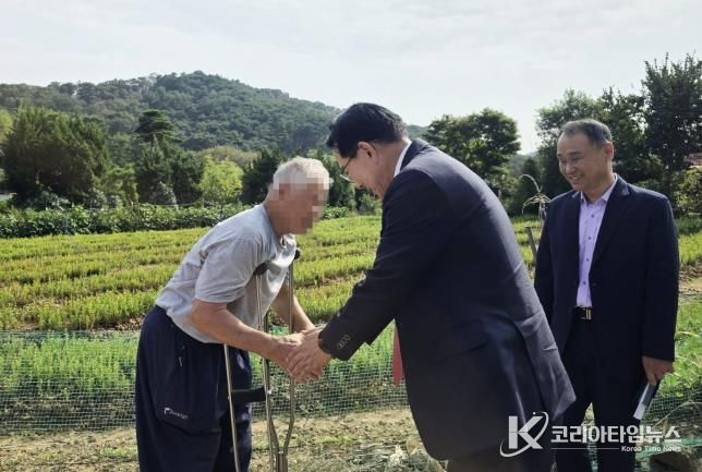 지난 1일 이완섭 서산시장이 팔봉면에 거주하는 중증장애인 가정을 방문해 위문품을 전달하고 안부를 살폈다.